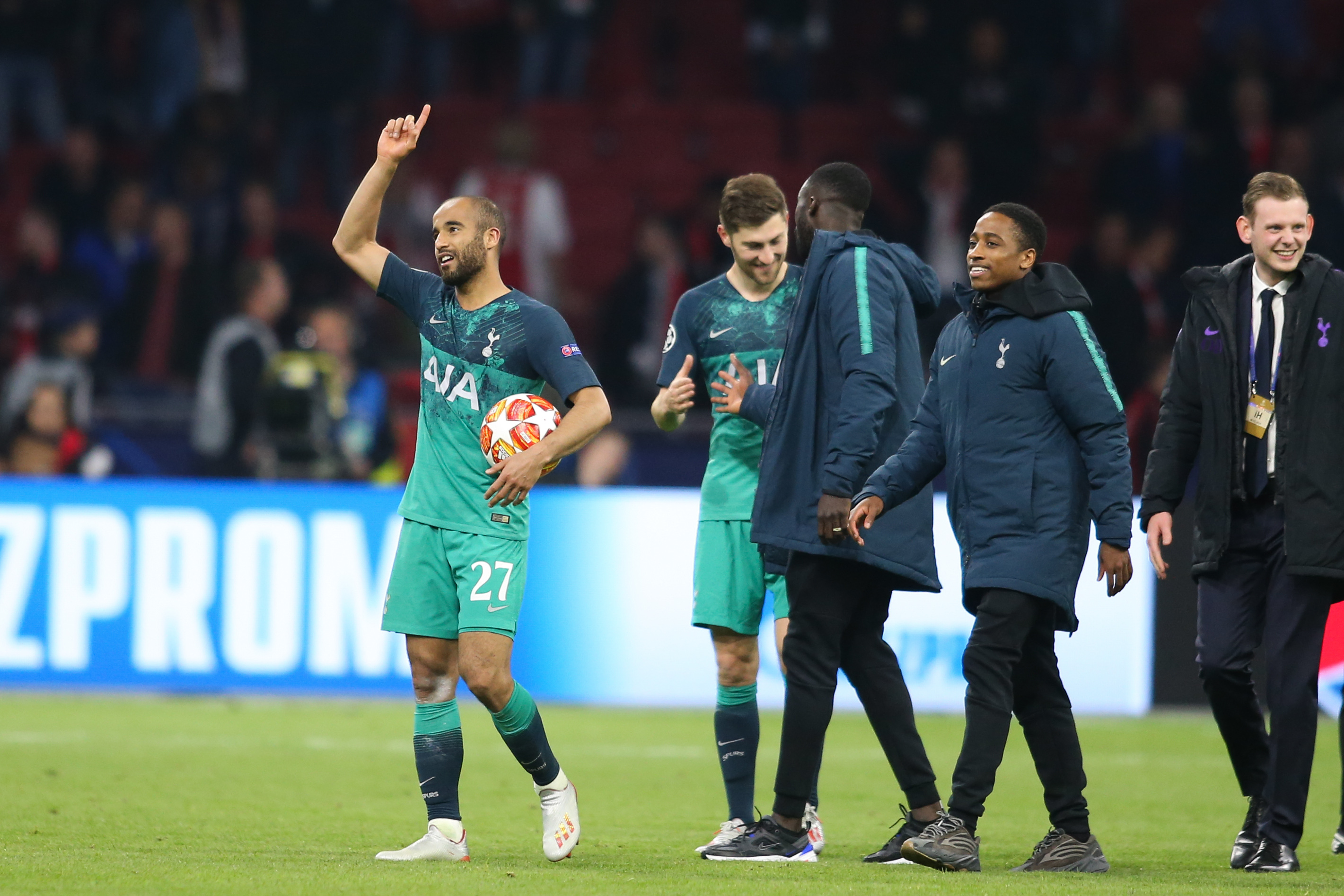 包含托特纳姆训练开放日；赛前外线爆发引欢呼；荷甲在即；赛程密集仍需轮换的词条