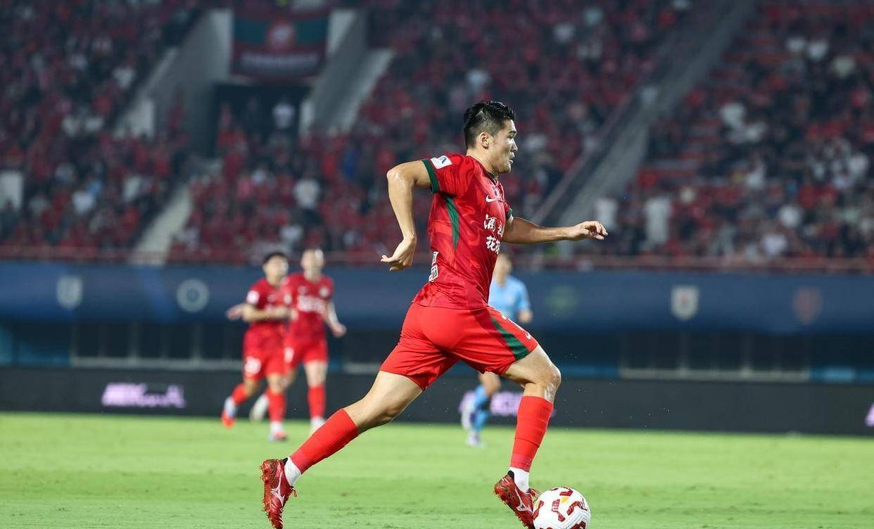 中超今晨再迎强敌，瓦伦西亚回应争议，主帅态度：媒体盛赞，高层口径保持一致的简单介绍